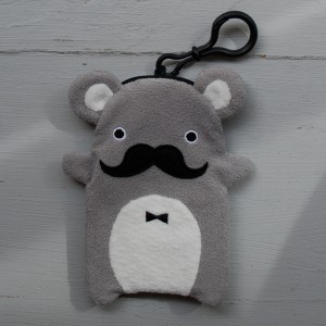 housse à trucs - dapper, le moustachu 